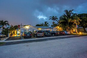 Richards Motel Courtyard