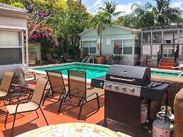 Richards Motel Courtyard