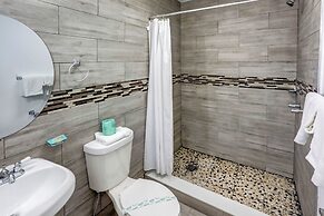 Richards Motel Courtyard