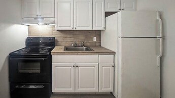 Richards Motel Courtyard