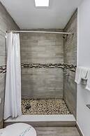 Richards Motel Courtyard