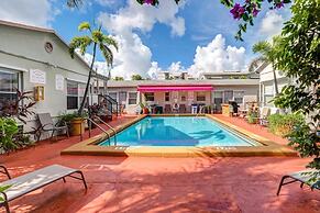 Richards Motel Courtyard