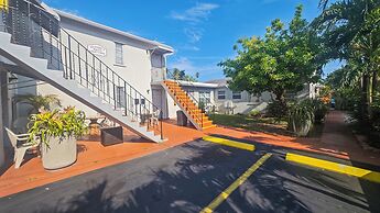 Richards Motel Courtyard