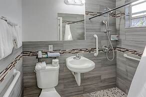 Richards Motel Courtyard