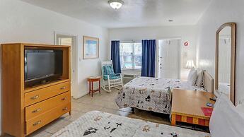 Richards Motel Courtyard