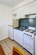 Richards Motel Courtyard