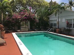 Richards Motel Courtyard