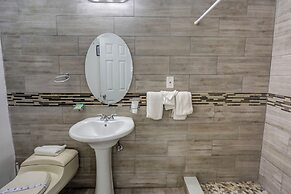 Richards Motel Courtyard