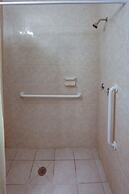 Richards Motel Courtyard