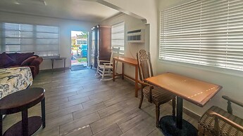 Richards Motel Courtyard