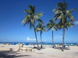 Richards Motel Courtyard