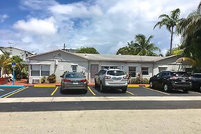 Richards Motel Courtyard