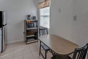 Richards Motel Courtyard