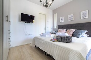 The Haneviim Court - Isrentals