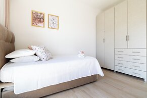 The Haneviim Court - Isrentals