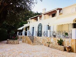 Villa Ampelaki (30 meters to the beach)