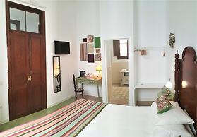 Los Canaritos Guest-House