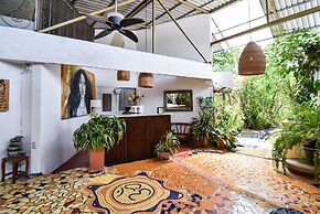 Jacaranda Hotel & Jungle Garden