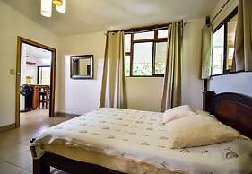 Jacaranda Hotel & Jungle Garden