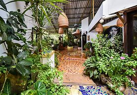 Jacaranda Hotel & Jungle Garden