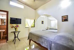 Jacaranda Hotel & Jungle Garden