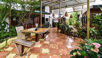 Jacaranda Hotel & Jungle Garden