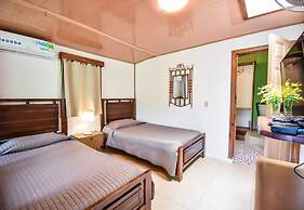 Jacaranda Hotel & Jungle Garden