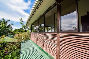 Jacaranda Hotel & Jungle Garden