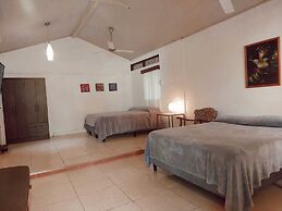 Jacaranda Hotel & Jungle Garden