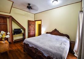 Jacaranda Hotel & Jungle Garden