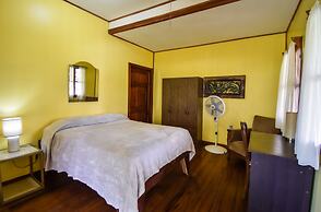 Jacaranda Hotel & Jungle Garden