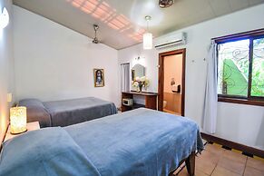 Jacaranda Hotel & Jungle Garden