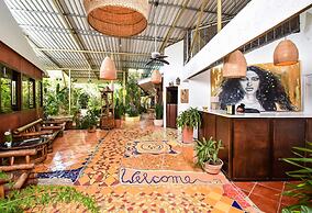 Jacaranda Hotel & Jungle Garden