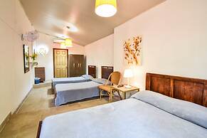 Jacaranda Hotel & Jungle Garden