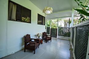 Jacaranda Hotel & Jungle Garden