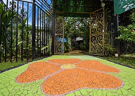 Jacaranda Hotel & Jungle Garden