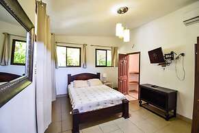 Jacaranda Hotel & Jungle Garden