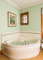 Honeybee Inn Bed & Breakfast