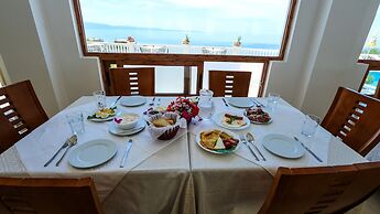 Paradise Lukova Hotel