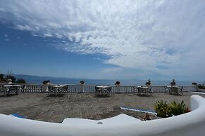 Paradise Lukova Hotel