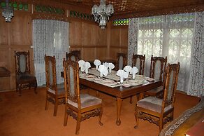 New Alexandra Houseboats