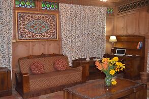 New Alexandra Houseboats