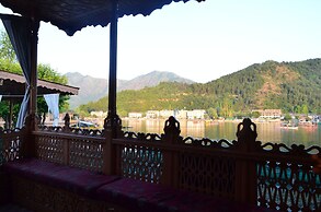 New Alexandra Houseboats