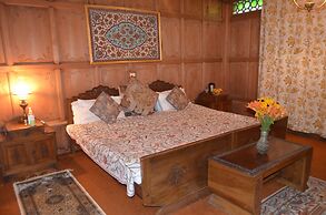 New Alexandra Houseboats