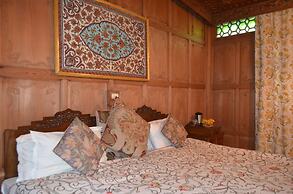 New Alexandra Houseboats