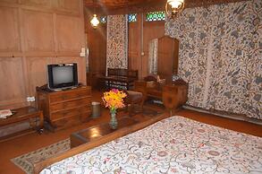 New Alexandra Houseboats