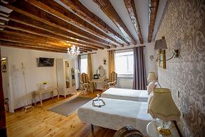 Oriente Palace Apartments