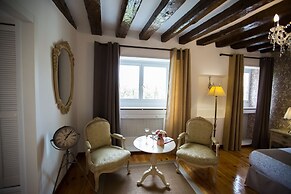 Oriente Palace Apartments