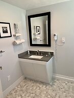 Elk Rapids Lakeshore Inn