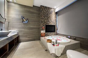 Chen He Spa Motel